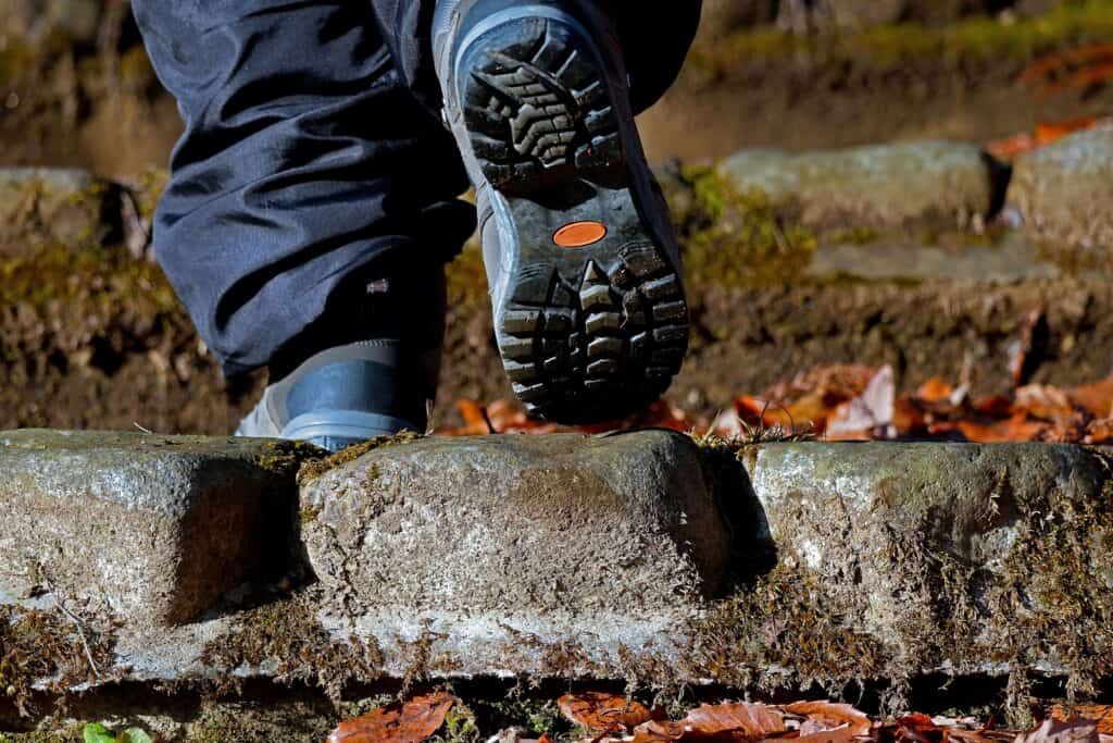登山靴の硬いソール構造。スニーカーと違い岩場でも安定する高いグリップ力