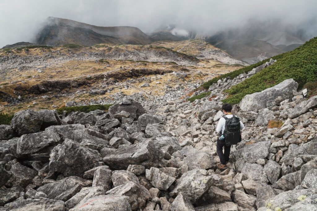 森林限界まで続く岩場の登山道で使用するハイカット登山靴。足首を保護し安定感を高めるタイプ