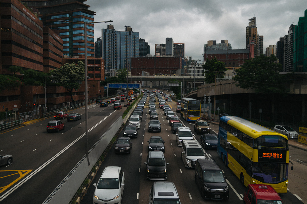 ISO5000で撮影した、曇り空の高速道路と車の渋滞風景。ざらつきのある質感
