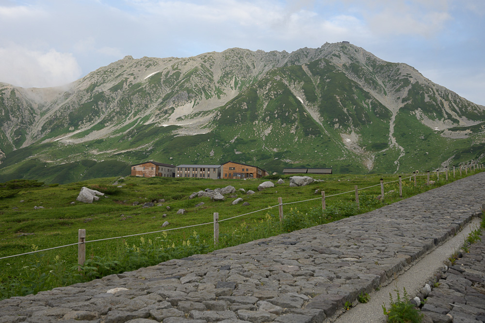 室堂山荘の外観（立山・室堂にある設備が整った山荘）
