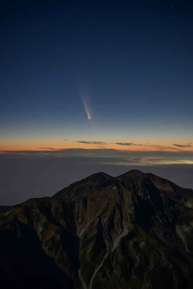 静かな夜の山でNikon Z8と70-200mm望遠レンズを使って撮影したアトラス彗星