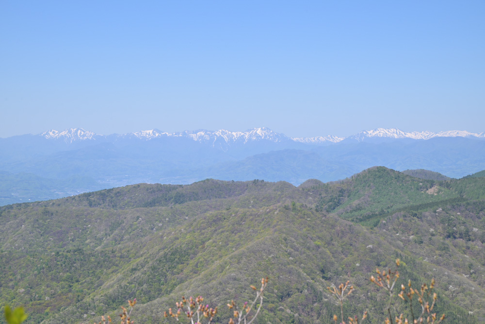 鍋割山から望む新潟方面の雪をまとった山々と、澄んだ空気の中に広がる絶景の風景