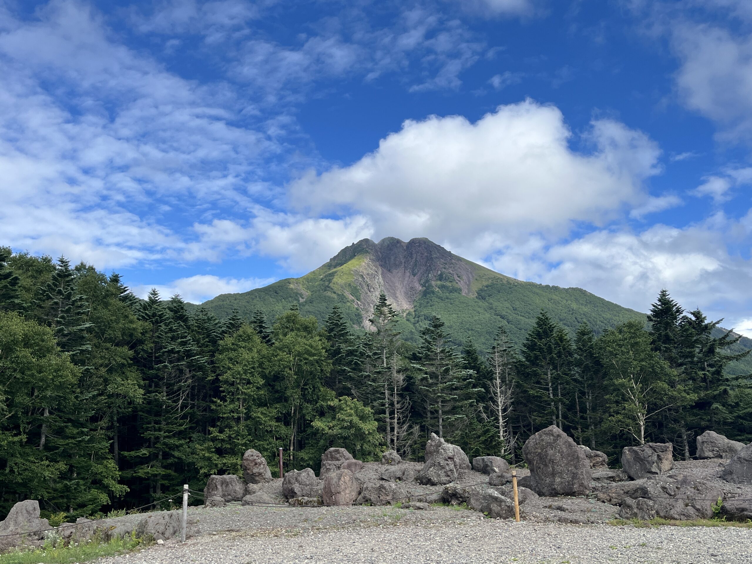 ロープウェイ山頂駅付近から望む日光白根山の全景。雄大な山並みと自然豊かな景色が広がる日本百名山の風景写真