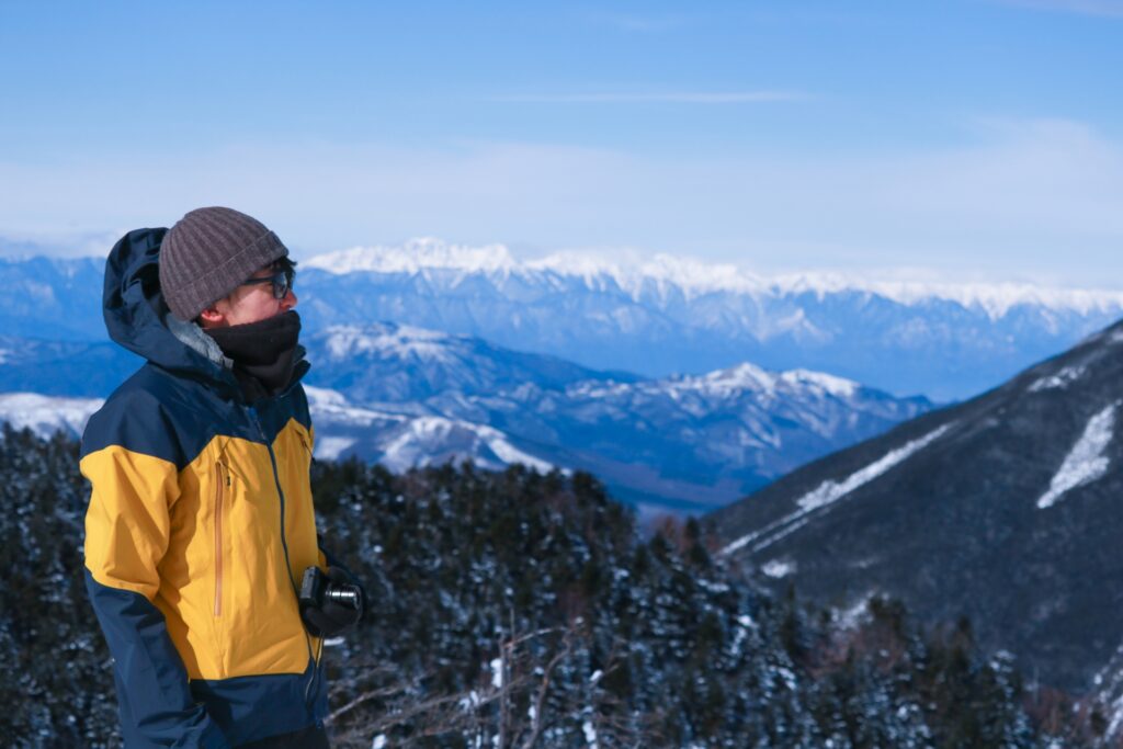登山中にサングラスを着用して歩く登山者