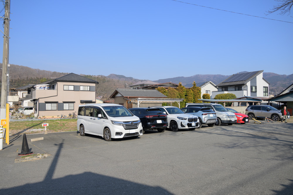 朝の野上駅周辺の駐車場は満車寸前の様子(宝登山登山時の混雑状況)