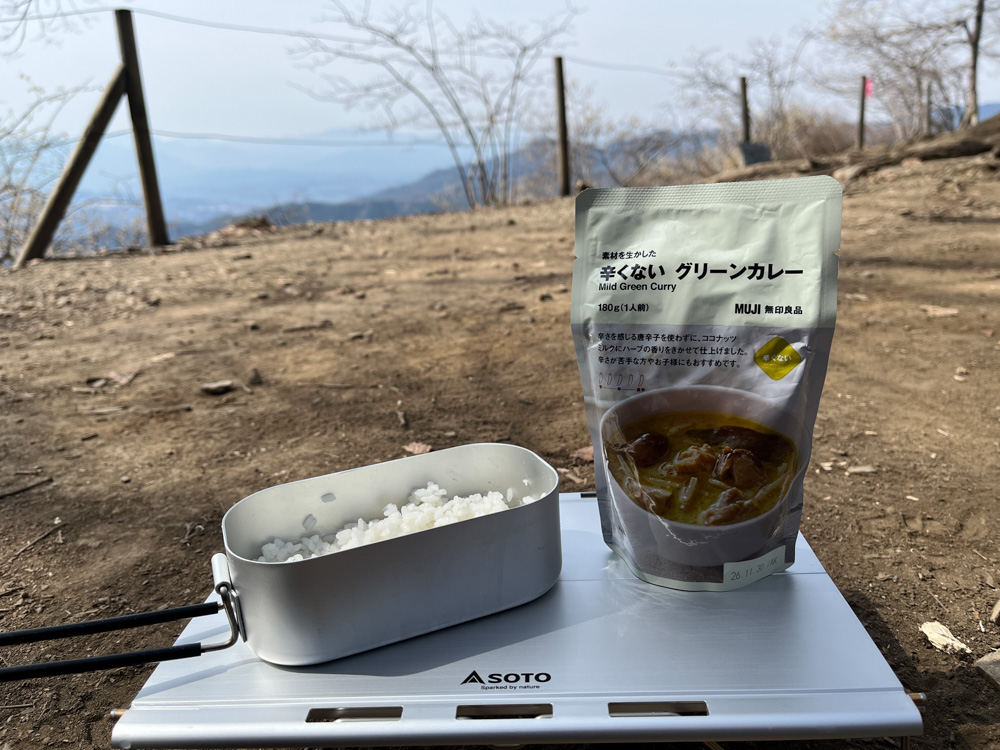 メスティンで炊いたご飯と無印カレーをSOTOのテーブルに載せた山ごはん