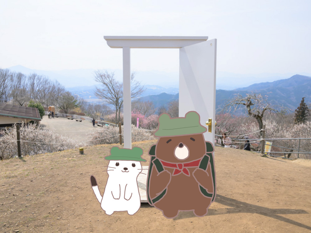 宝登山山頂の展望スポットで記念撮影するオコちゃんとクマさん