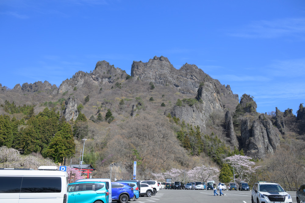 妙義山の岩峰とゴツゴツした山容が特徴の登山風景（群馬の人気登山スポット）