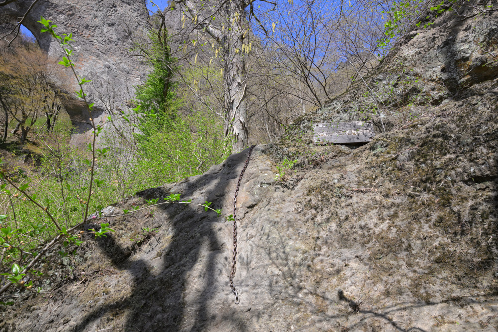 妙義山の鎖場の登山風景（岩場が続くスリルあるコース）