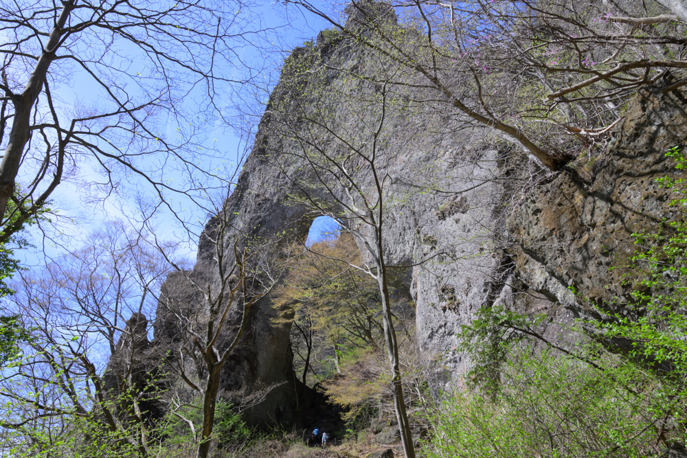 妙義山 第一石門の巨大な岩の門と迫力ある自然景観