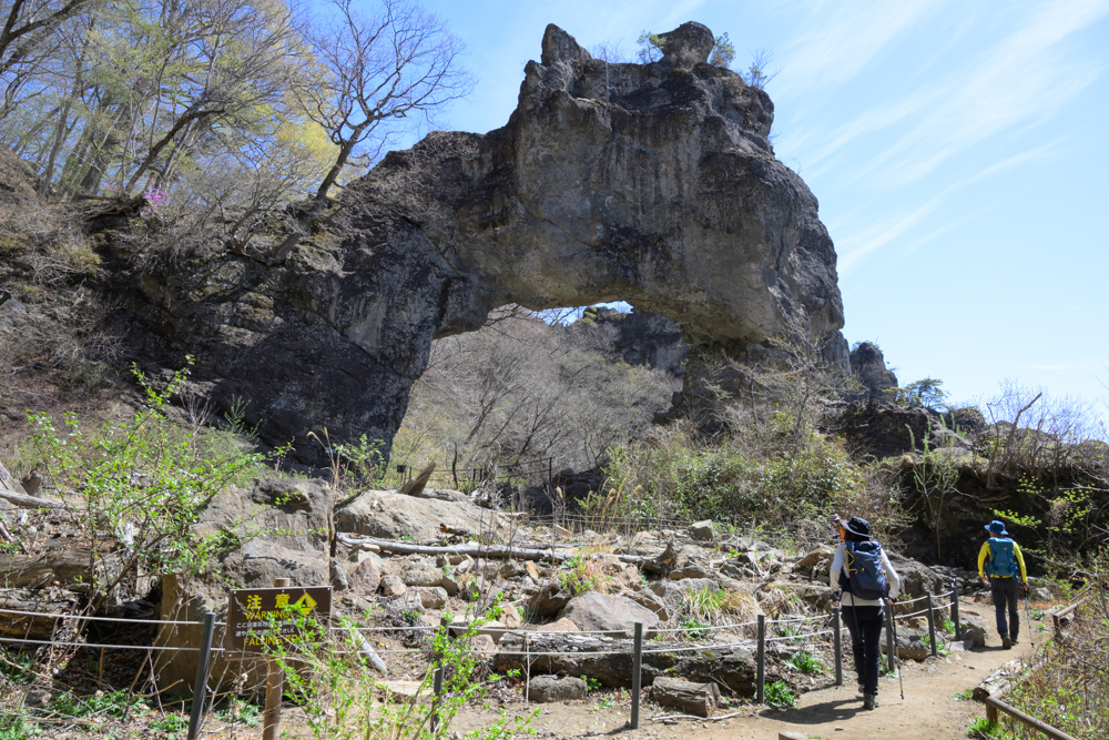 巨大な岩が頭上にアーチ状に重なり合う第四石門。妙義山の石門群の中でも最も迫力があり、自然が長い年月をかけて作り上げた圧巻の景観が広がるスポット。