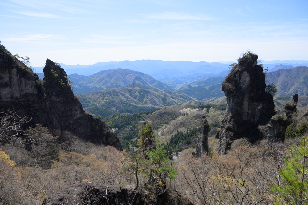 妙義山 第四石門から望む岩峰と山並みの絶景風景