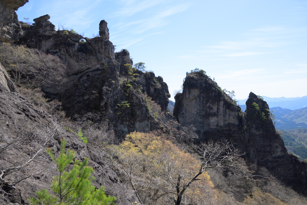妙義山 第四石門から望む岩峰と山並みの絶景風景