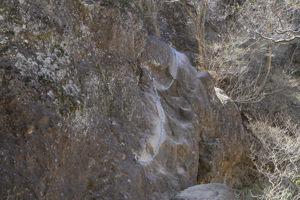 妙義山 大砲岩へ向かう急斜面の鎖場を進む登山風景