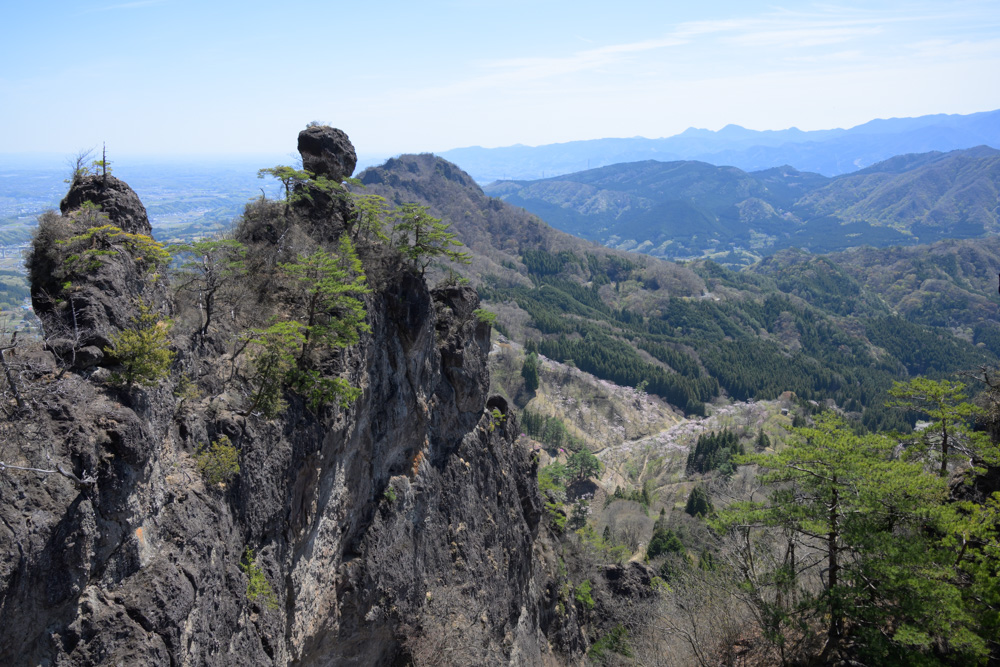 妙義山の大砲岩から望む迫力ある岩峰と絶景の風景