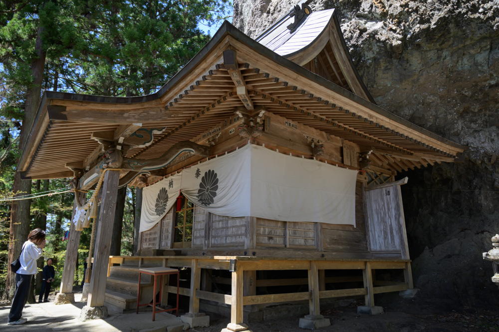 妙義山のふもとにある中之岳神社の境内風景と歴史ある社殿