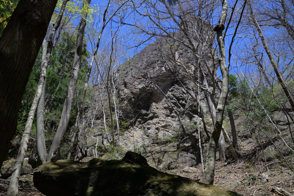 妙義山 中之岳神社近くにある轟岩の迫力ある岩場の風景