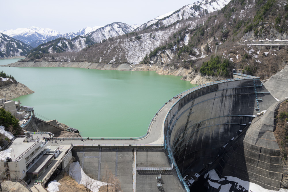 長野県側ルートで立ち寄れる黒部ダムの迫力ある絶景風景