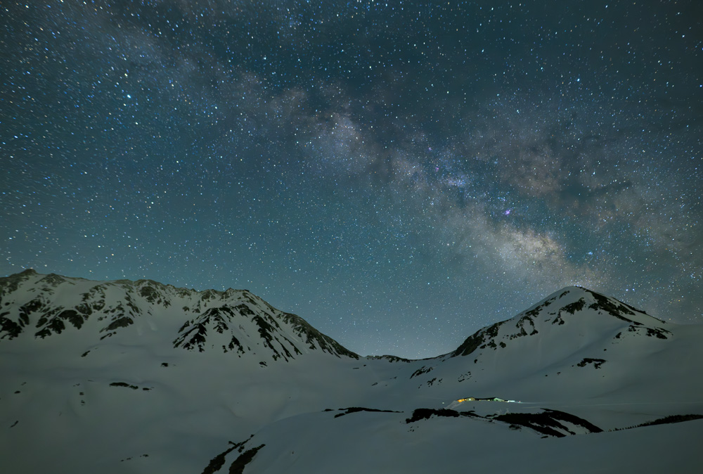 立山 みくりが池から撮影した天の川が輝く満天の星空写真