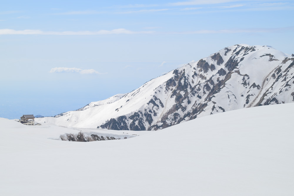 立山 室堂平から望む雪山と壮大な山並みの絶景風景