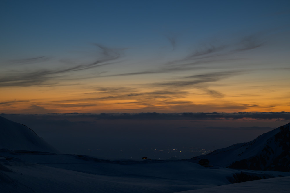 立山 室堂平から望む雪山と壮大な山並みの絶景風景