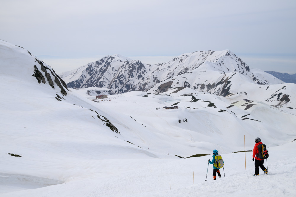 立山 雄山の残雪期に雪山装備で登山している風景写真