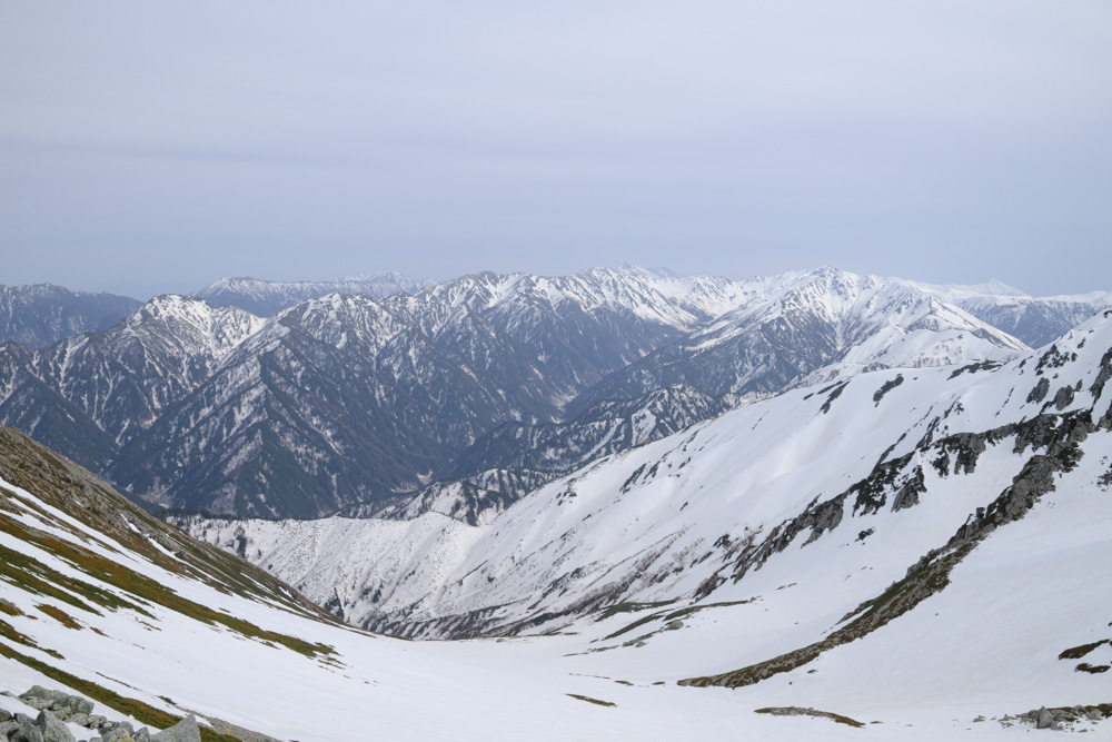 立山 雄山の残雪期に雪山装備で登山している風景写真