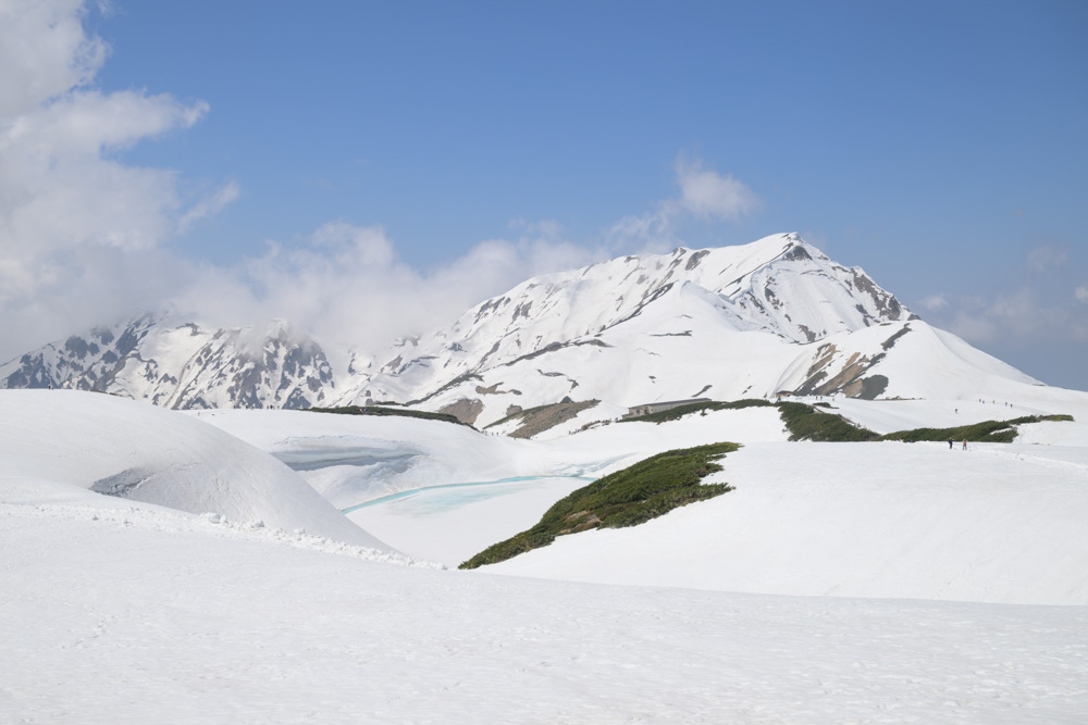 立山 室堂平から望む雪山と壮大な山並みの絶景風景