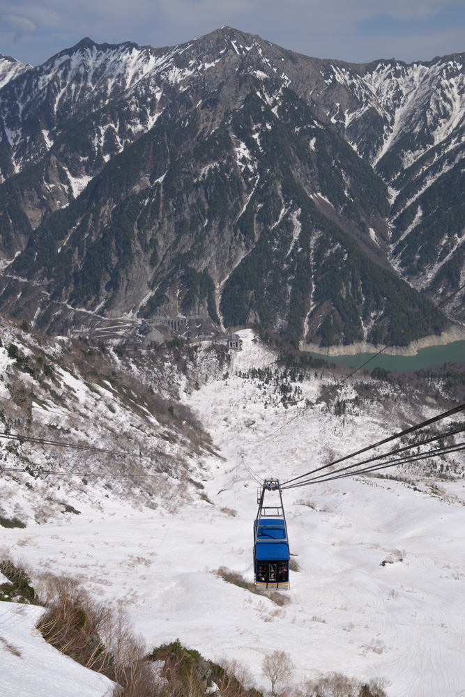 立山黒部アルペンルートで運行するロープウェイのゴンドラ写真