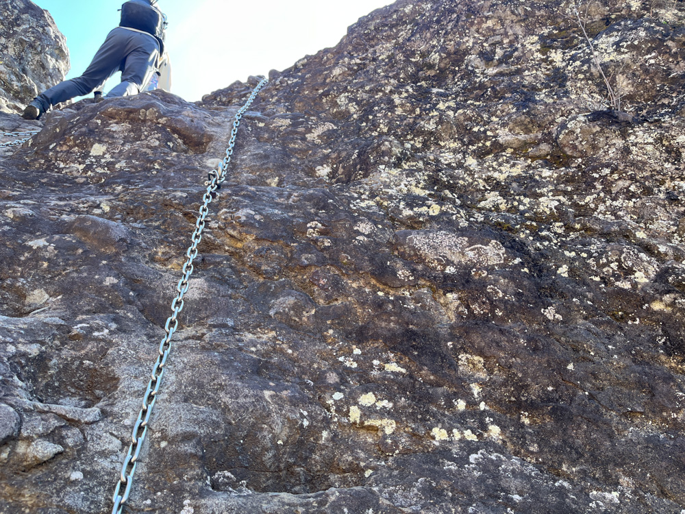 妙義山 大砲岩へ向かう急斜面の鎖場を進む登山風景