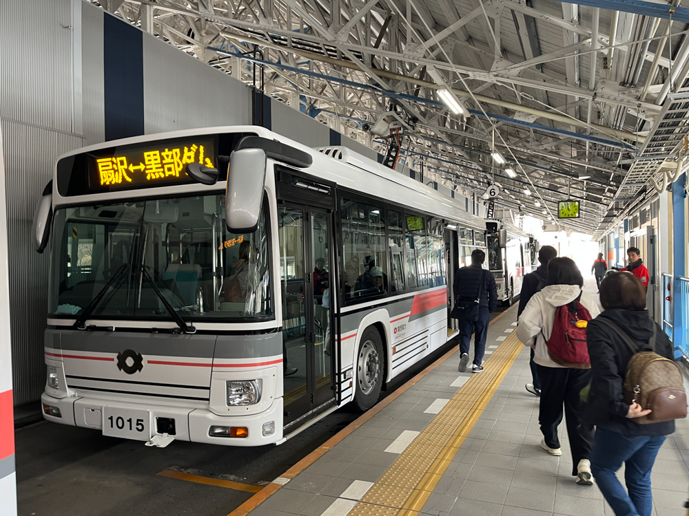 長野県側ルートで扇沢駅から黒部ダムへ向かう電気バスの写真