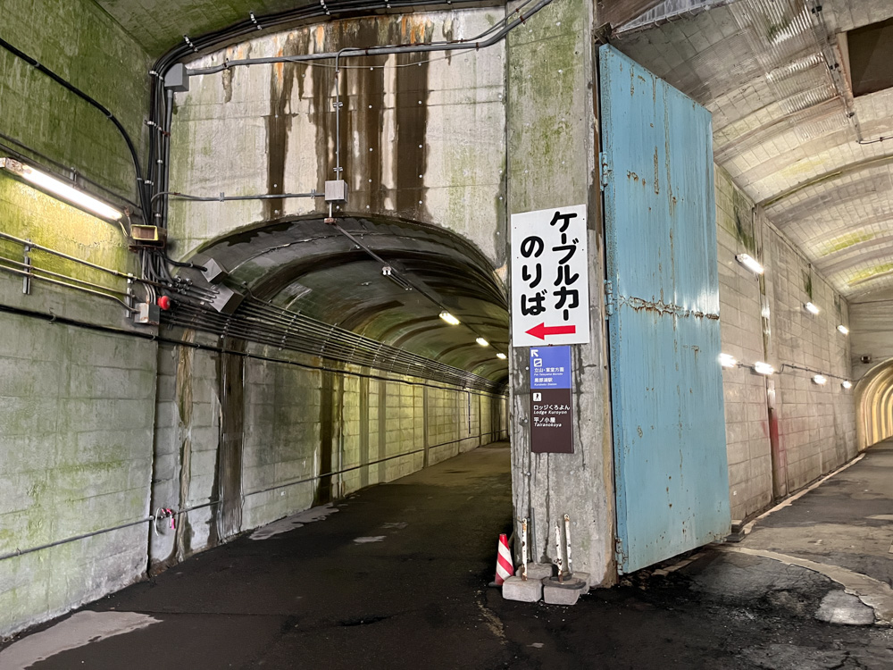 立山黒部ダムのケーブルカー乗り場まで続く通路の風景
