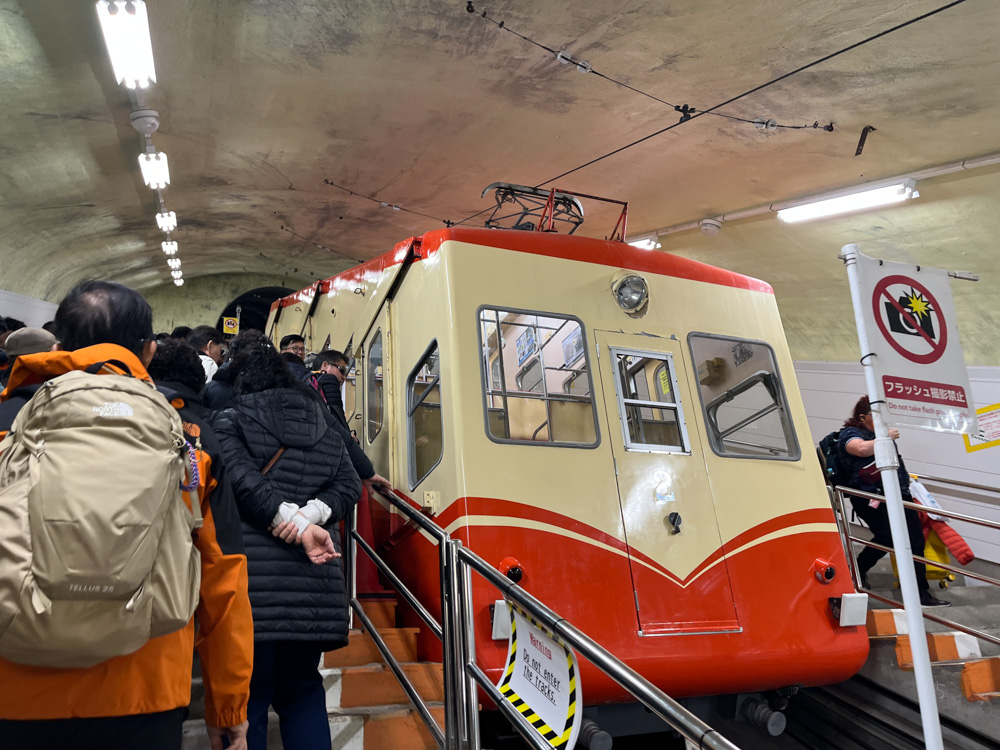 立山黒部アルペンルートで運行するケーブルカーの車両写真