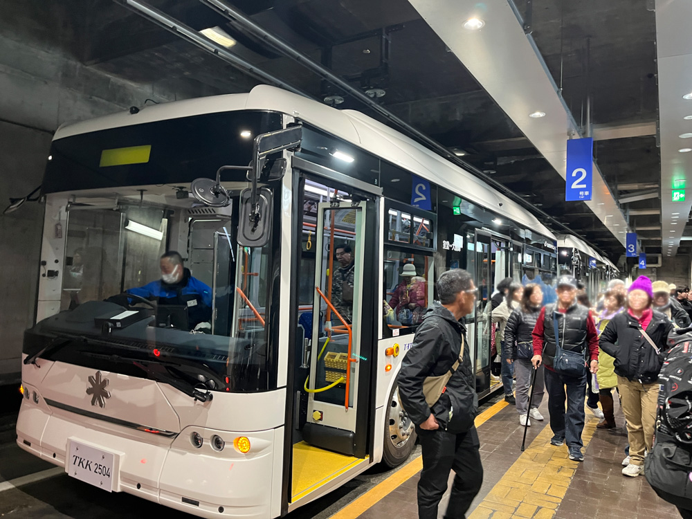 長野県側ルートで室堂へ向かう電気バスの写真