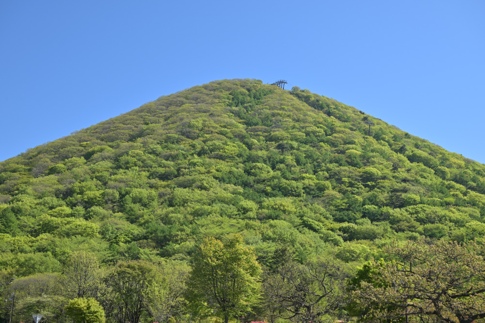 青空の下にそびえる榛名富士と鮮やかな新緑の景色。5月らしい爽やかな空気に包まれた、自然の美しさを感じられる一枚。