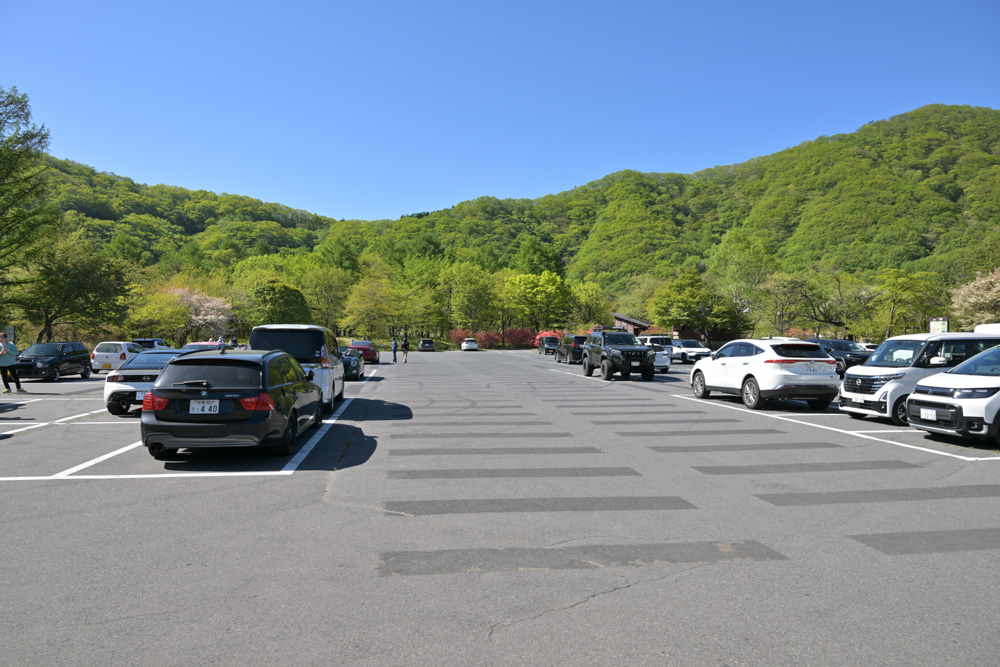県立榛名公園ビジターセンター駐車場の様子。登山口から近く広々としており、トイレも完備された登山者や観光客に便利な駐車場。