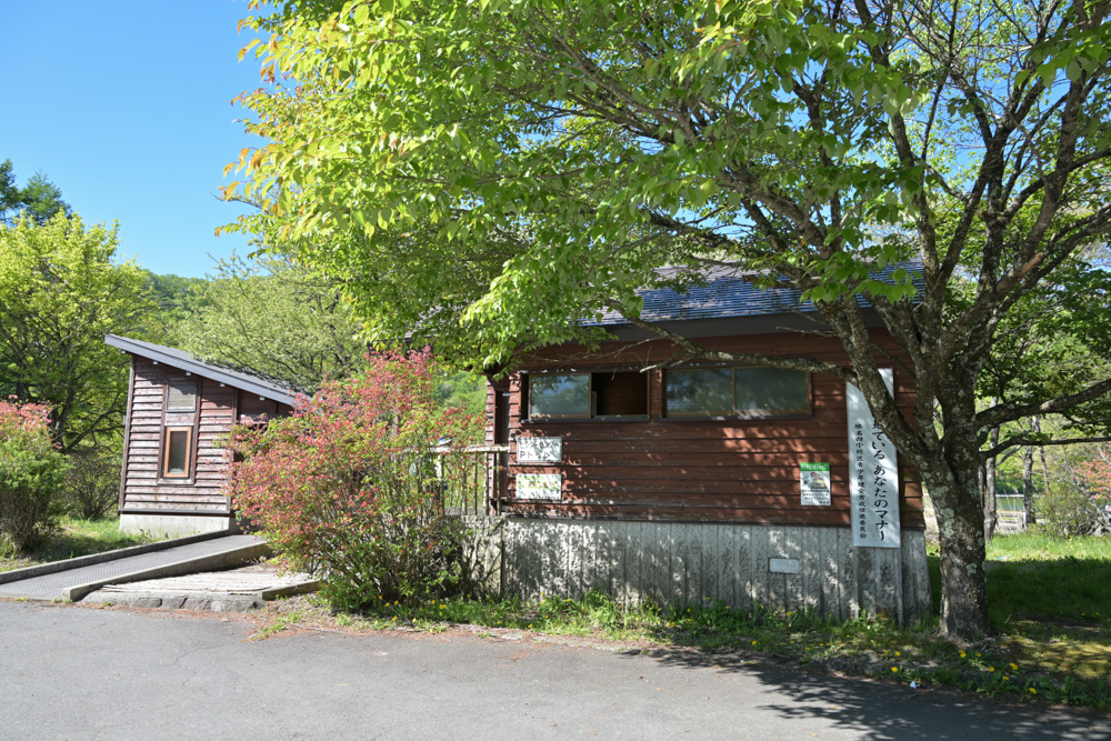 県立榛名公園ビジターセンター駐車場にあるトイレ施設。登山前後に利用しやすく、初心者や観光客にも安心な設備。