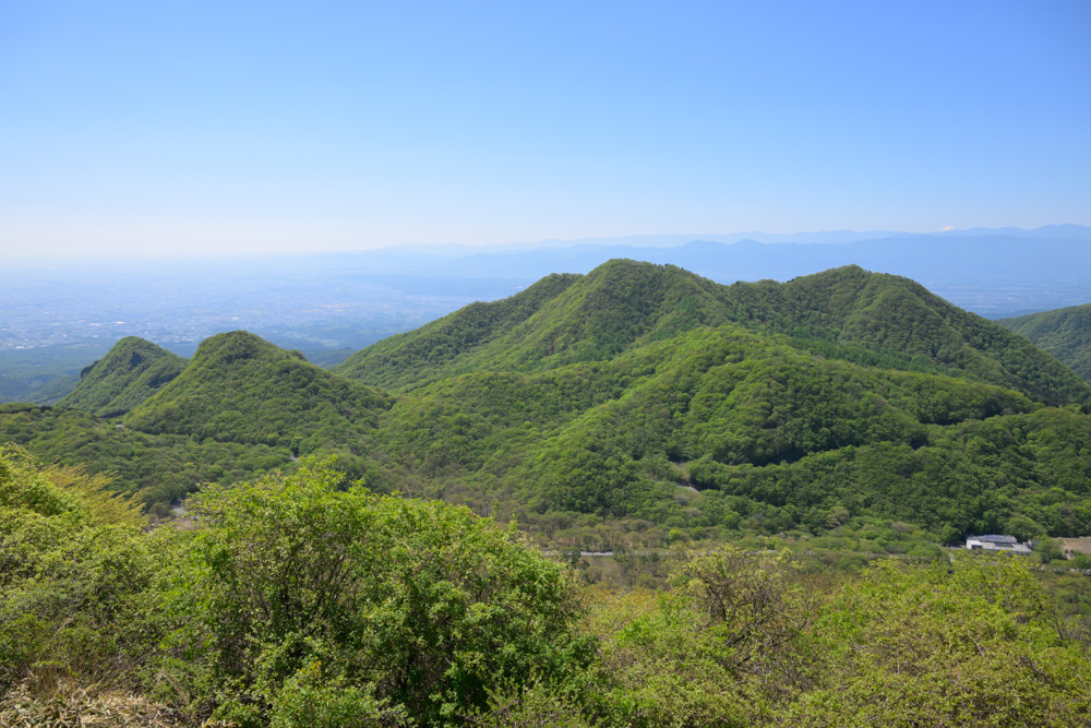 榛名富士山頂付近から見渡す街並みの景色。澄み渡る青空の下に広がる街と山々が美しく、開放感あふれる絶景。