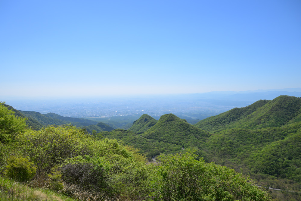 榛名富士山頂付近から見渡す街並みの景色。澄み渡る青空の下に広がる街と山々が美しく、開放感あふれる絶景。