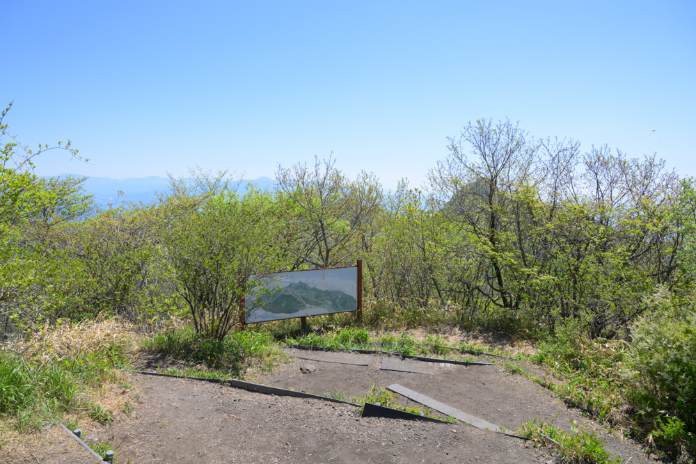 榛名富士山頂付近の景色。山頂は木々に囲まれて眺望が限られているが、実はロープウェイ乗り場周辺からの景色のほうが榛名湖や山並みをキレイに見渡せる。