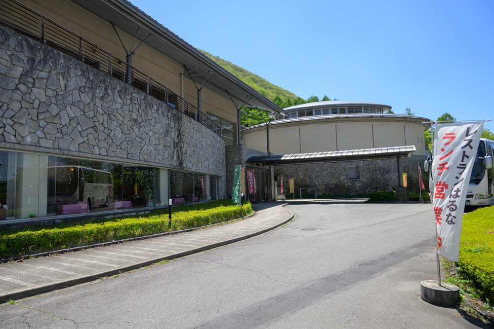下山後に立ち寄れる「ゆうすげ」の外観。温泉やレストランを楽しめる施設で、登山後の休憩や食事にもおすすめのスポット。