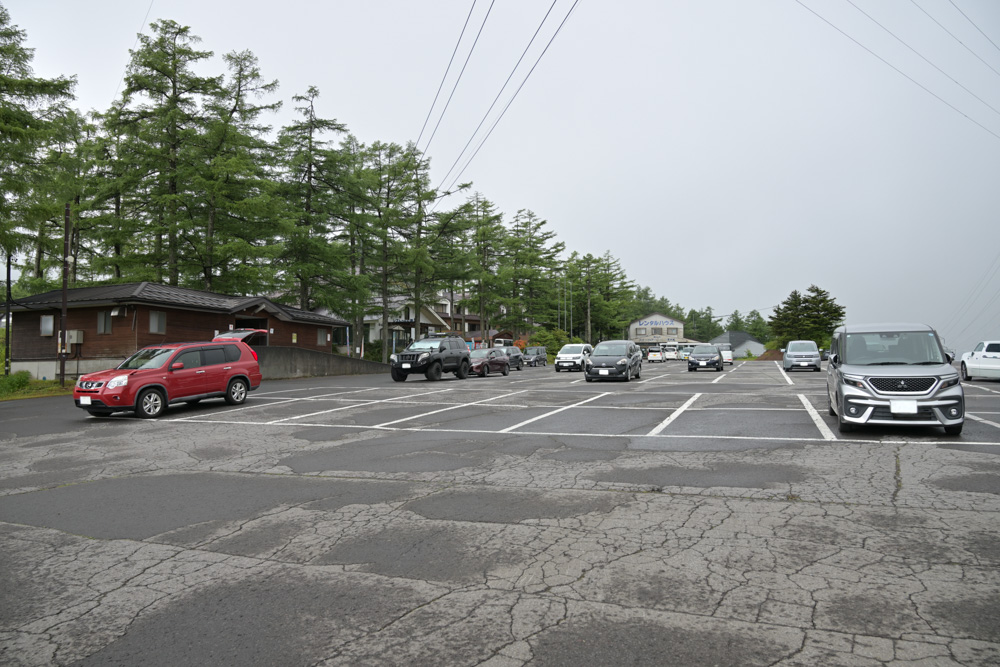 湯の丸高原スキー場の駐車場。広い駐車スペースとトイレがあり、湯の丸山への初心者登山にも便利な登山口駐車場。