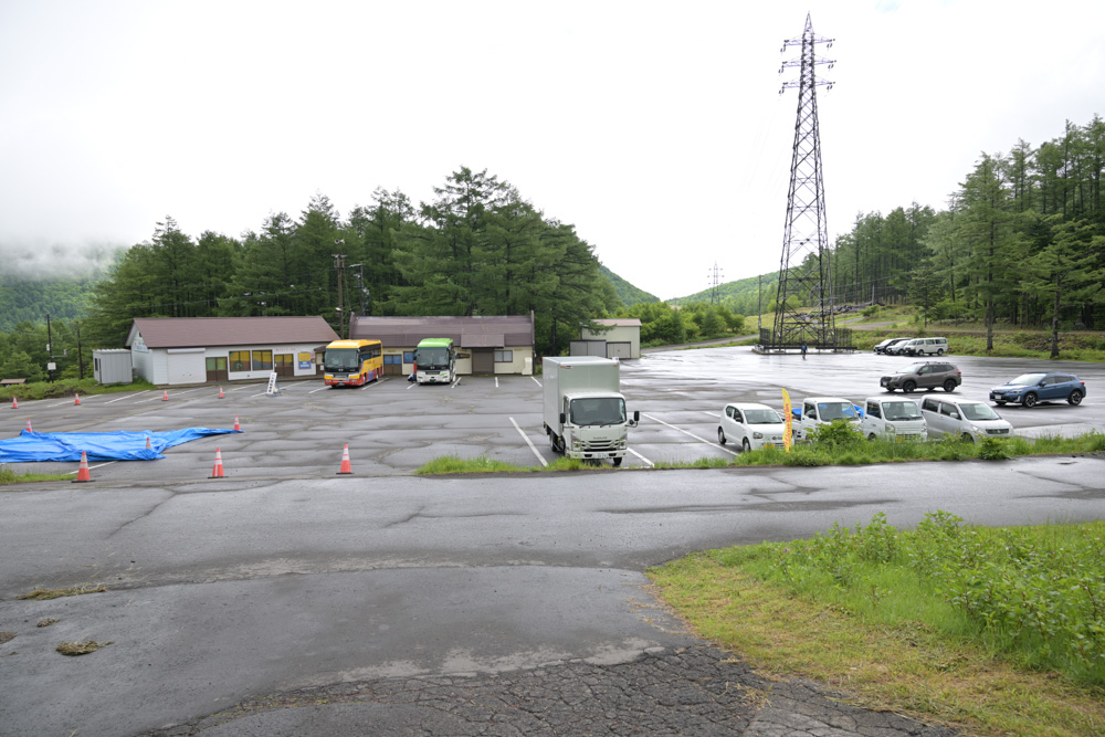湯の丸高原スキー場の駐車場。広い駐車スペースとトイレがあり、湯の丸山への初心者登山にも便利な登山口駐車場。