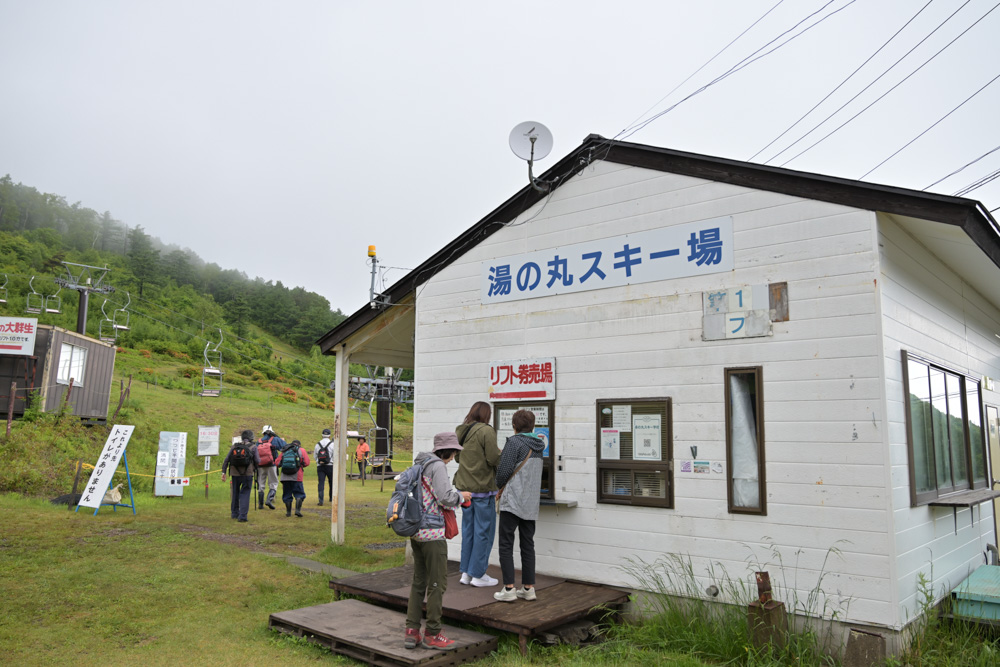 湯の丸高原スキー場のリフト券売り場。湯の丸山登山やレンゲツツジ観賞に便利なリフトのチケットを購入できる施設。