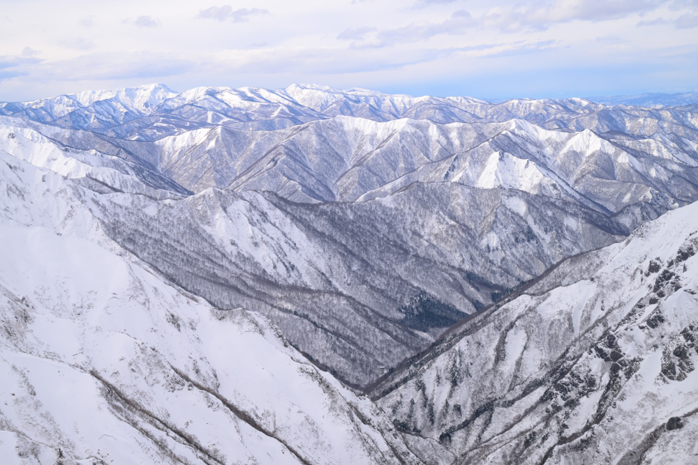 画角50mmで撮影した厳冬期の谷川岳から撮影した新潟方面の山並みの写真