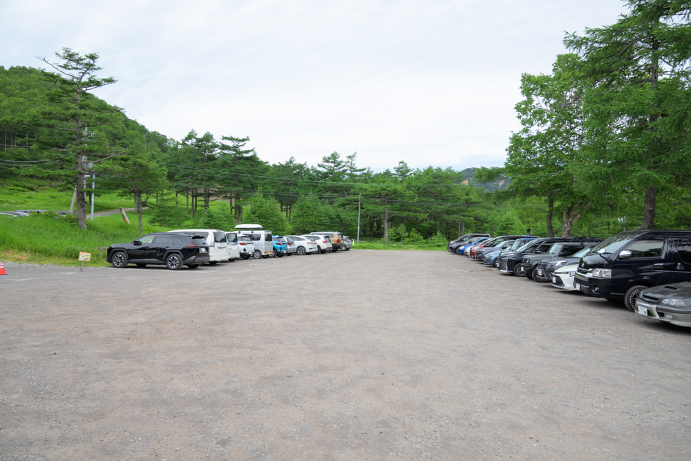 黒斑山登山で利用する高峰高原ビジターセンター駐車場が満車