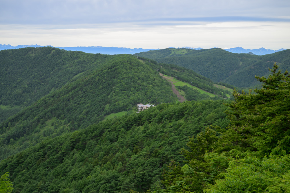 黒斑山表コースの展望スポットから望む高峰山