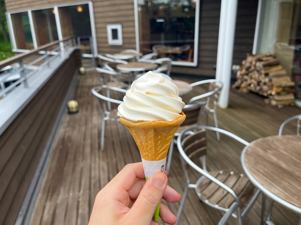 高峰高原ビジターセンターで食べたソフトクリーム