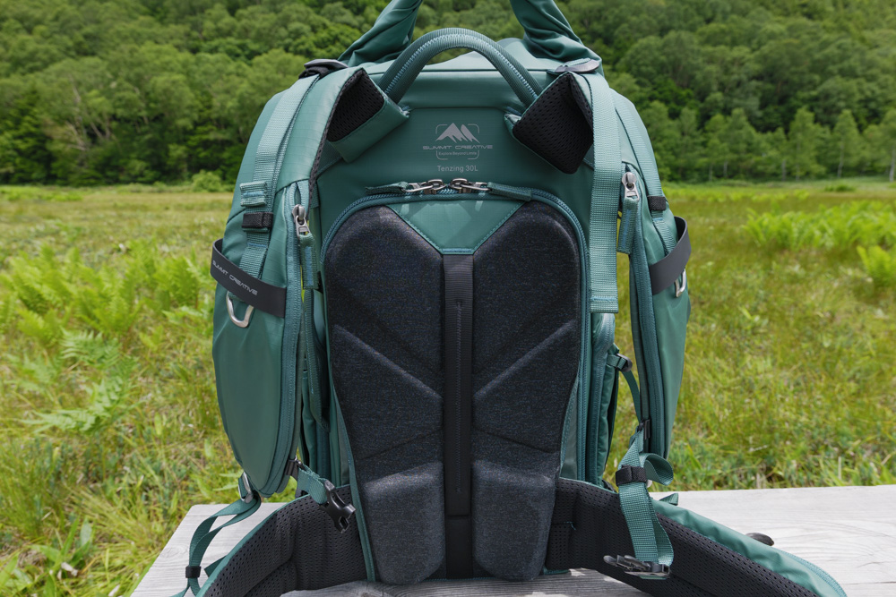 サミットクリエイティブ テンジン30の背面構造。長時間の登山でも快適に背負えるデザイン