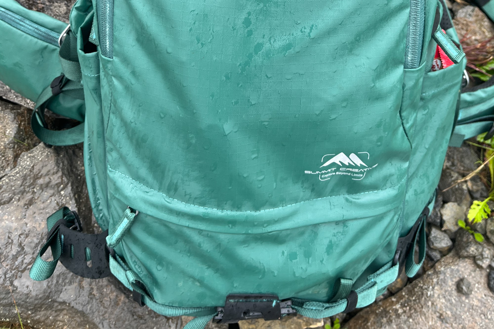 雨に濡れたサミットクリエイティブ テンジン30。表面に水滴が付いているが、生地が水を弾いており、多少の雨なら安心して使える様子。